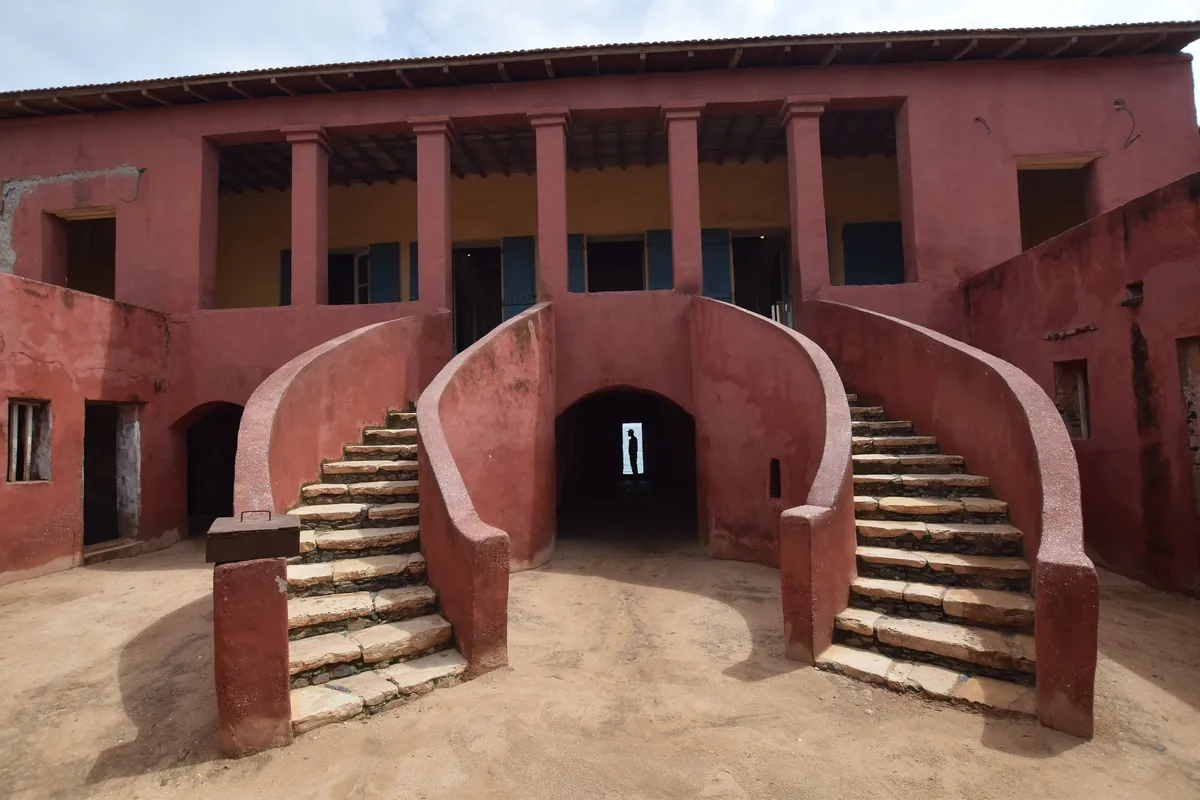 L’escalier à double volée de la Maison des Esclaves à Gorée, avec la porte du voyage sans retour au fond du couloir
