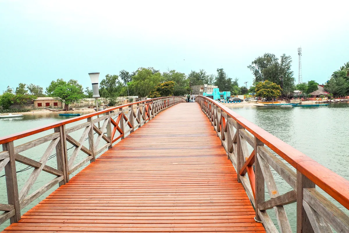 La longue passerelle en bois qui relie Joal à l’île de Fadiouth