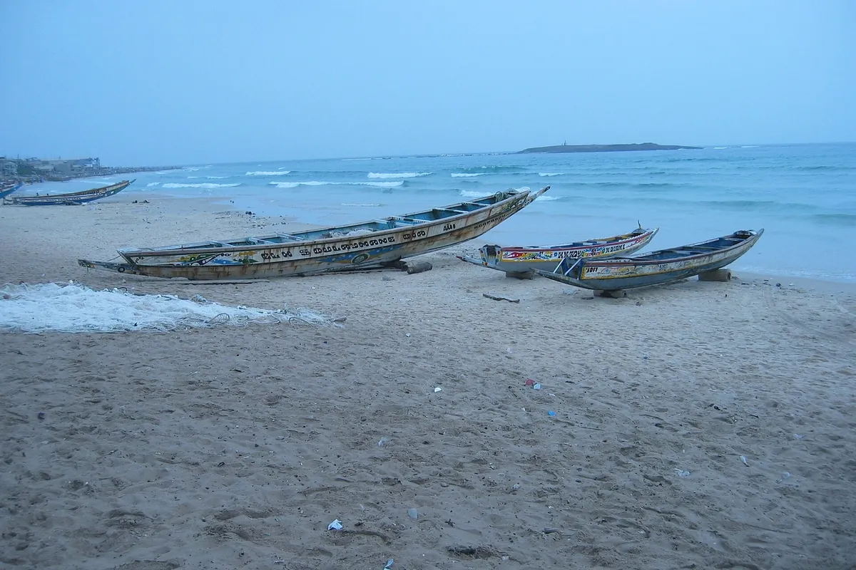 Des pirogues de pêche tirées sur le sable de la plage de Mbour