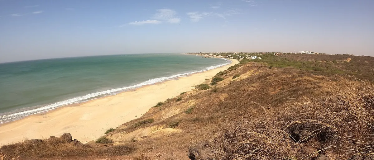La plage et les falaises de la réserve naturelle de Popenguine vues d’en haut