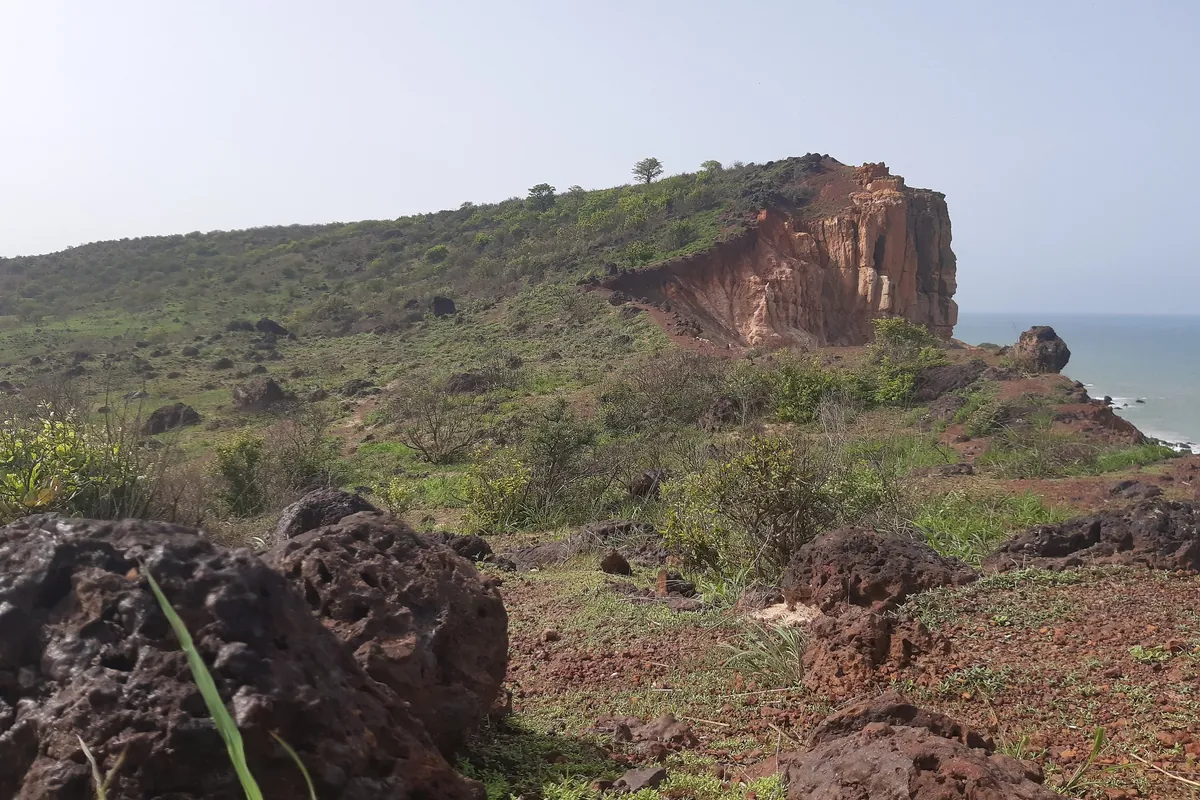 La falaise rouge du cap de Naze vue depuis le plateau de la réserve de Popenguine