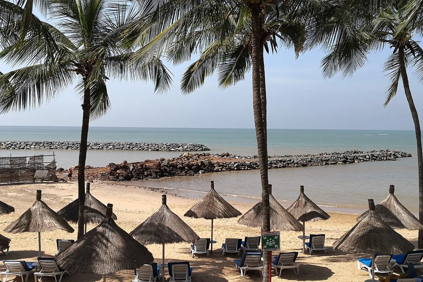 La plage de Saly : paillotes, transats et cocotiers au bord de l’eau